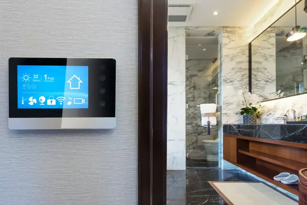 écran intelligent de domotique affichant les paramètres de la maison