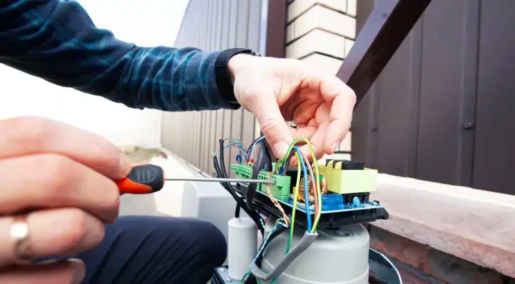 installation électrique d'un moteur de portail automatique pour un portail coulissant