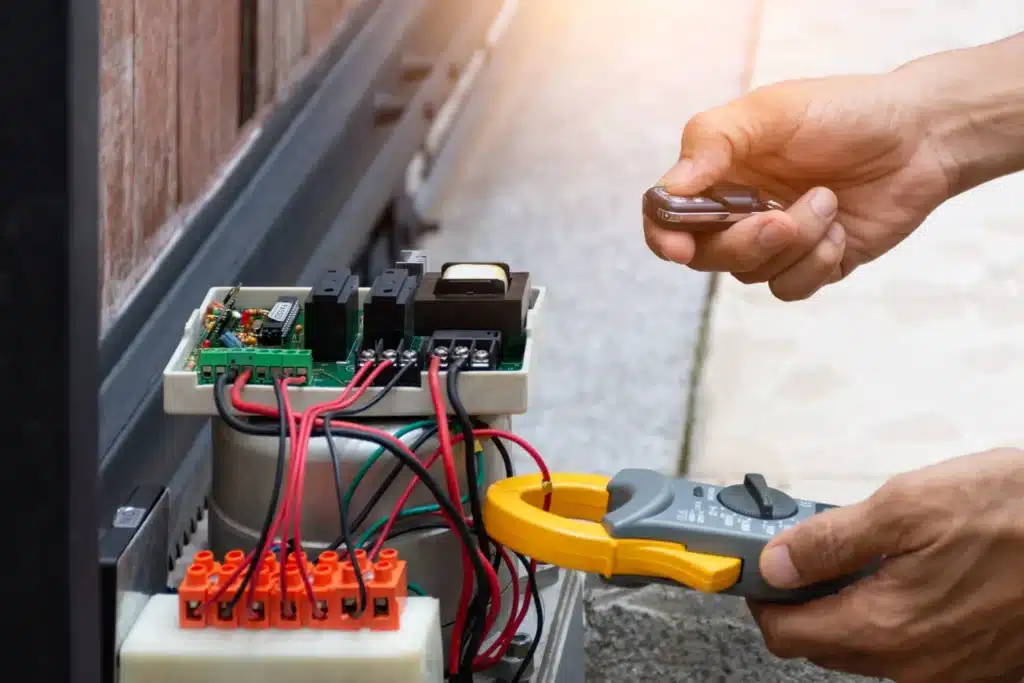 moteur de portail automatique connecté à un circuit électrique pour portail coulissant