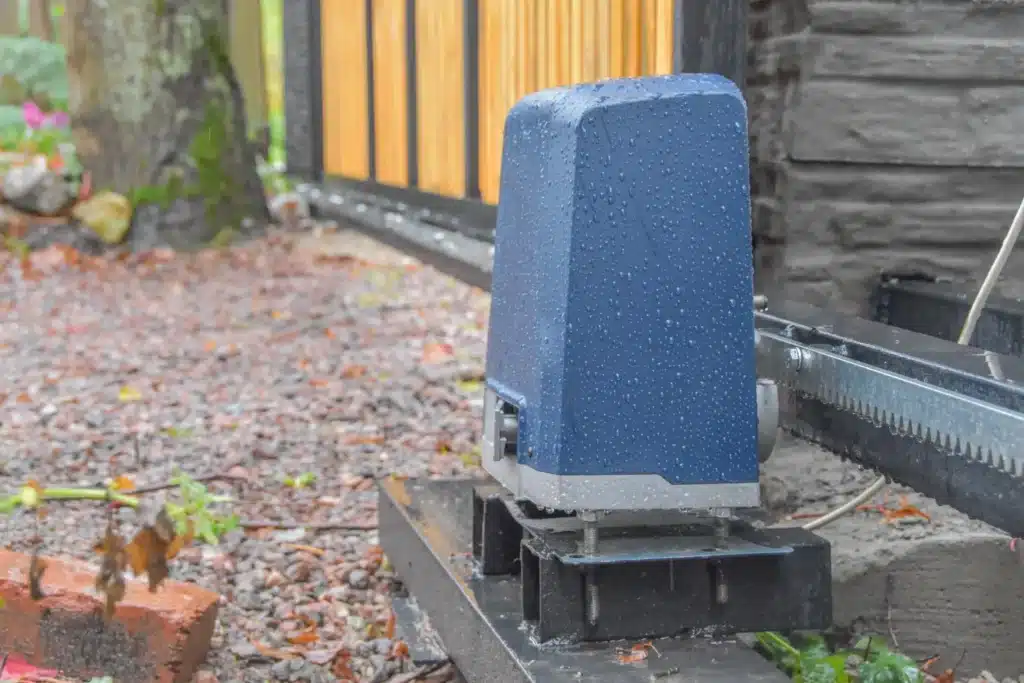 moteur de portail coulissant résistant aux intempéries installé dans un environnement extérieur